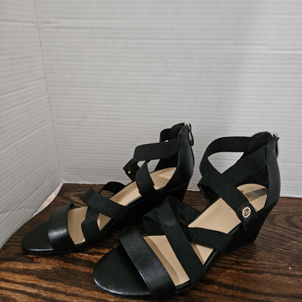 Liz Claiborne Sandals. New without tags size 8. (Bin8)
